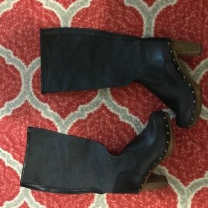 Pull on clog boots